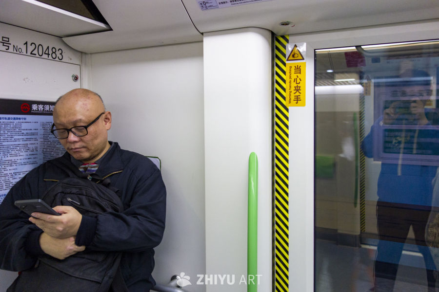 地铁上的低头族