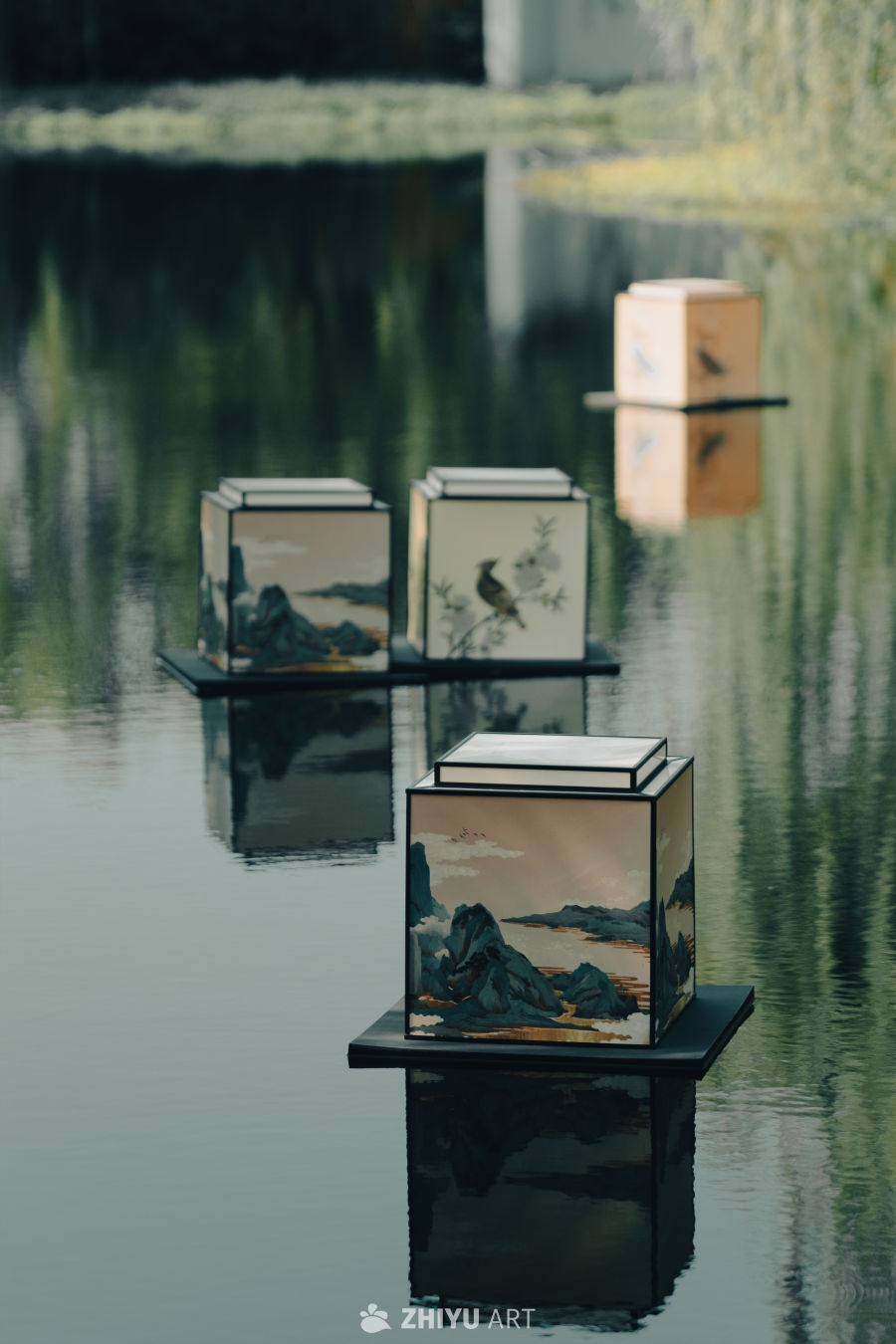 水畔灯笼映山水