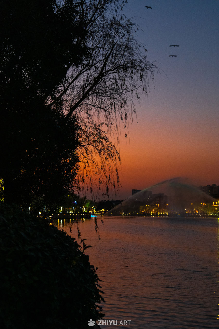 黄昏湖畔的静谧时光