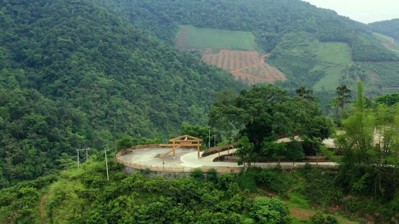 山间观景台的宁静时光