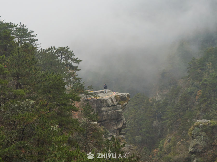 庐山云雾山林崖顶人物景观