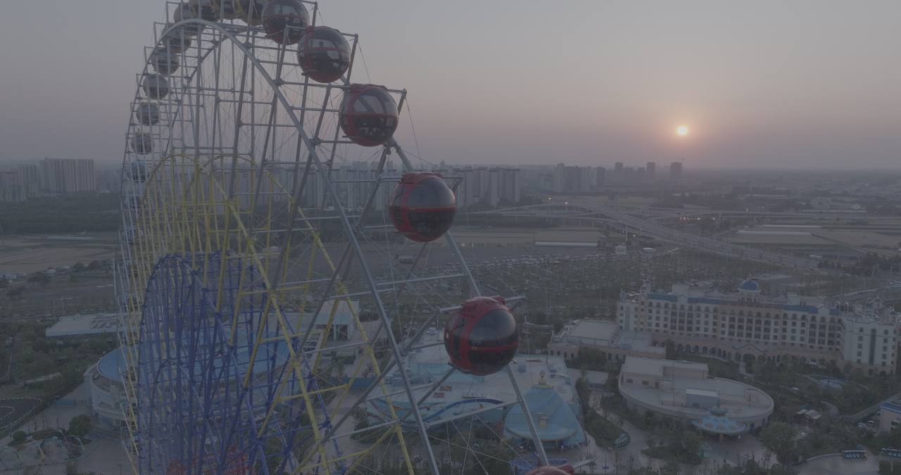 夕阳下的摩天轮