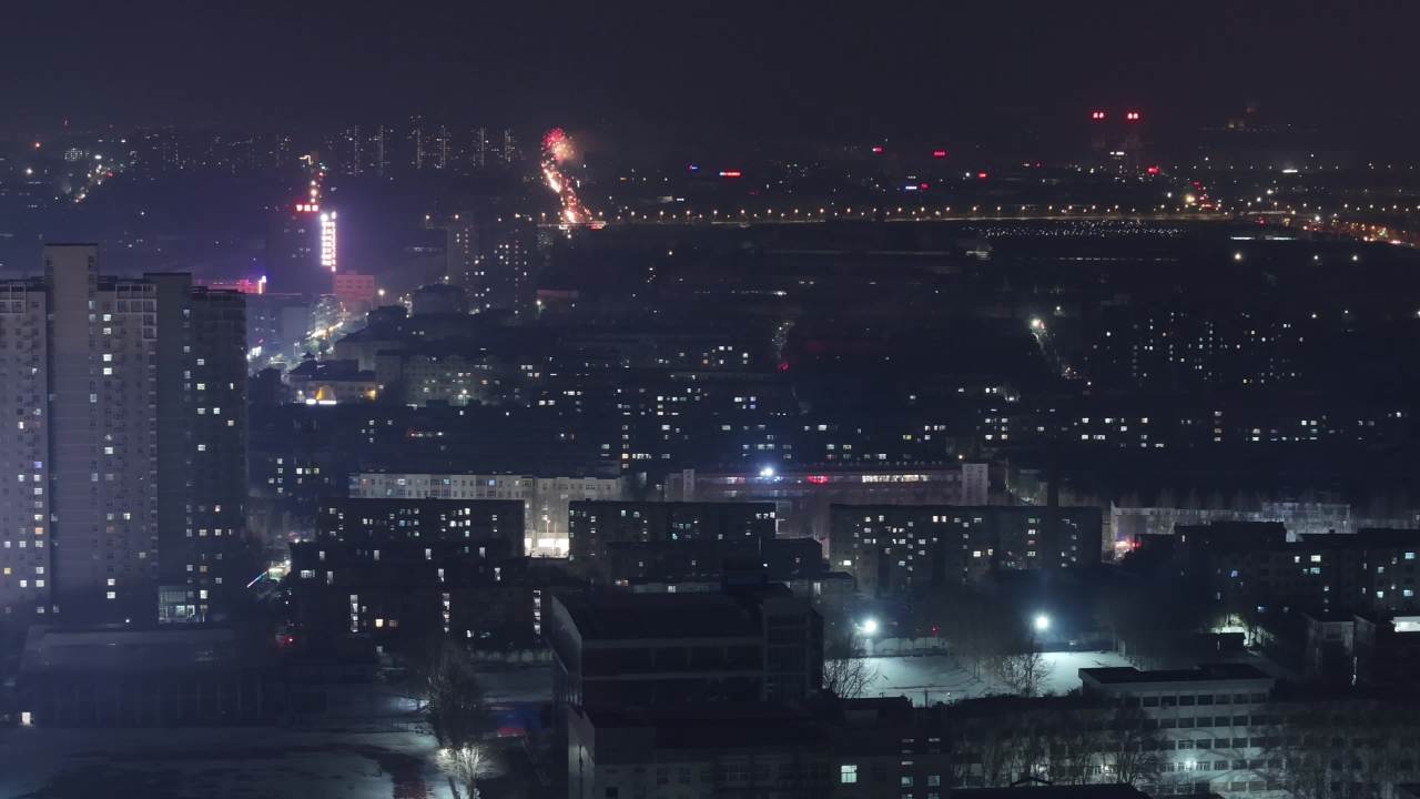 城市夜景与烟花