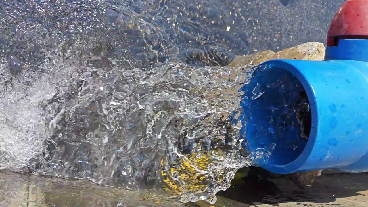 4K水池粗水管放水2