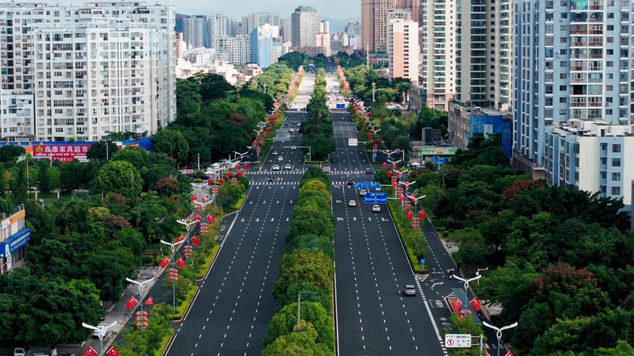 清晨城市街道航拍