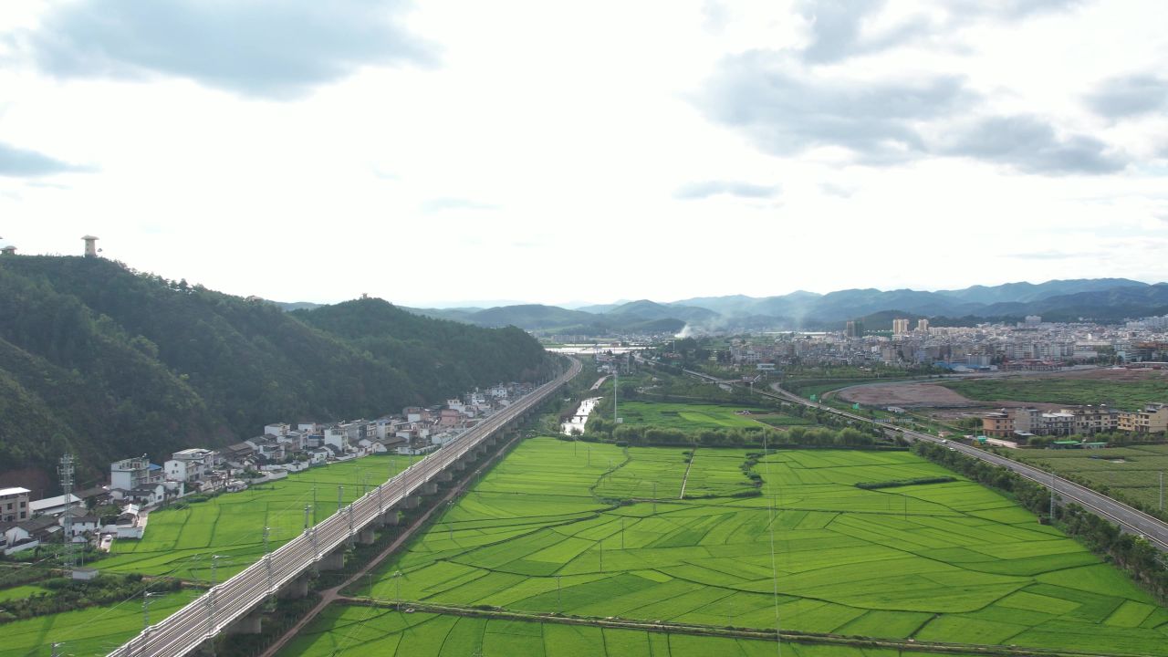 高速公路高铁穿过水稻田5