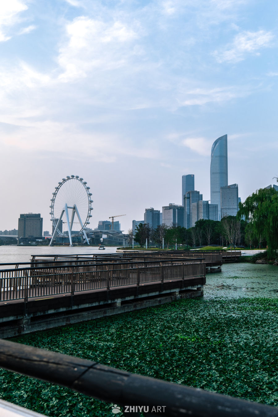 城市湖畔摩天轮风光