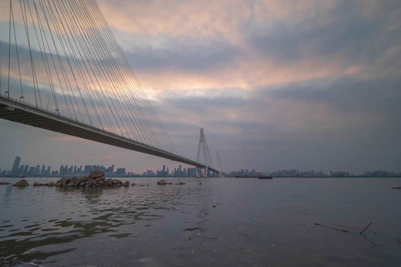 二七长江大桥下的云彩延时