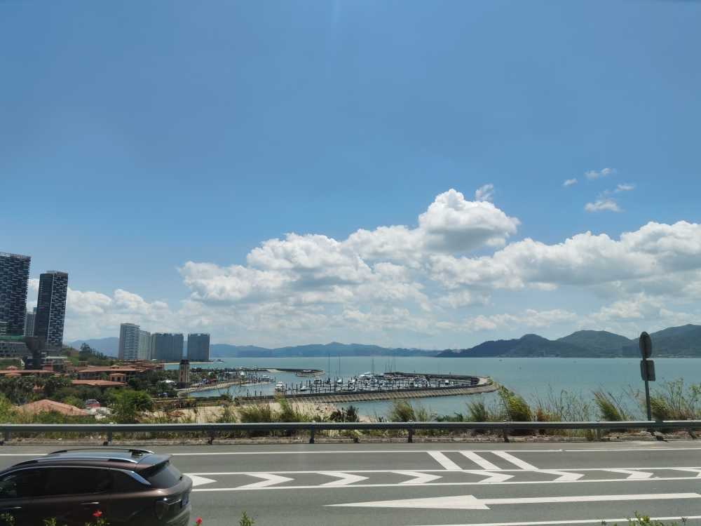 城市海边白云