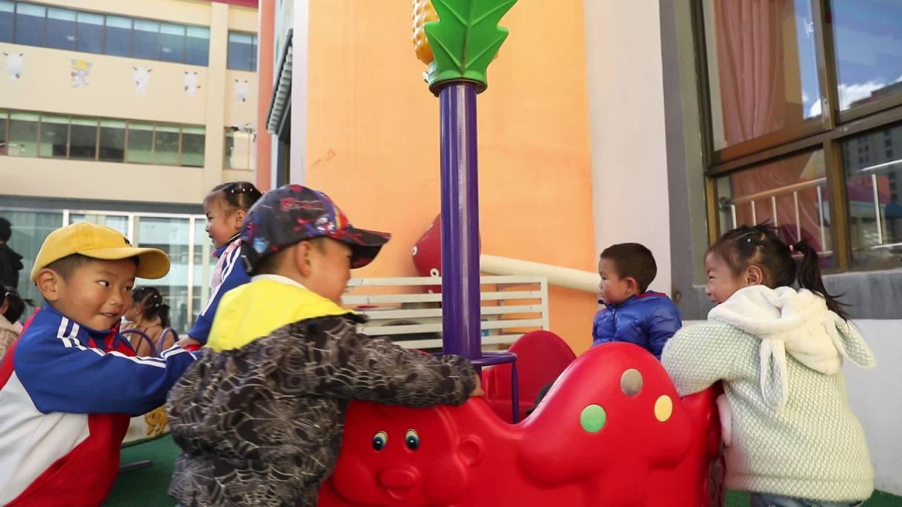 幼儿园玩耍的孩子