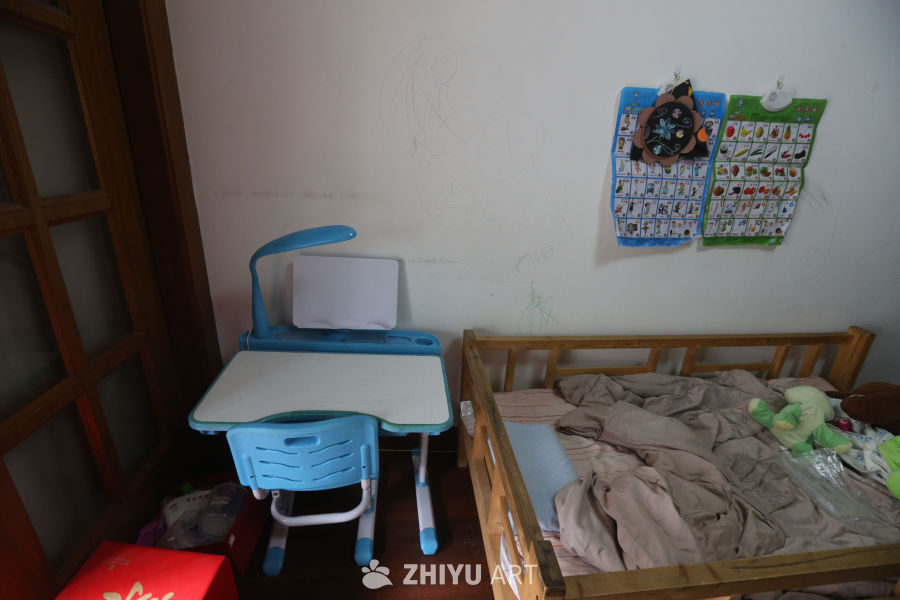 儿童房一角：学习与休息空间