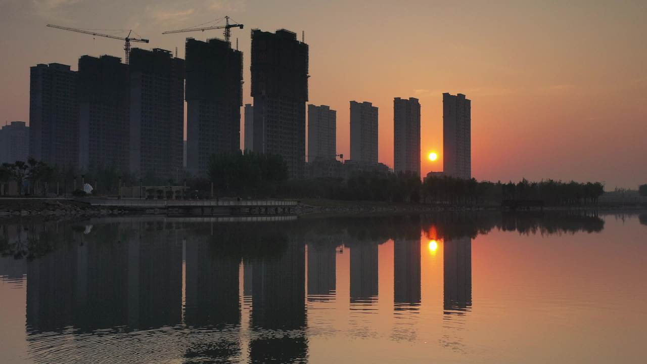 日落下的城市与公园