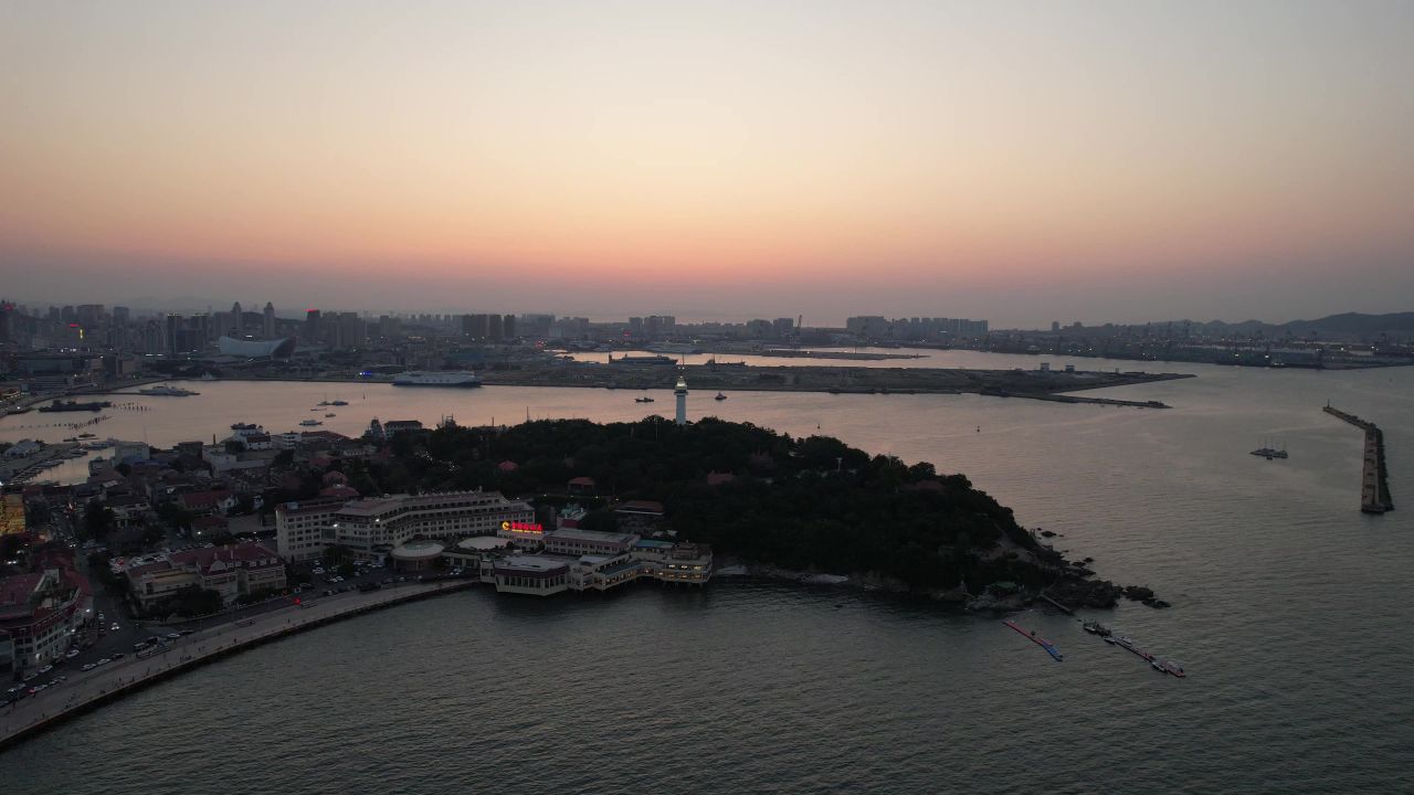 山东烟台城市夜幕降临夕阳晚霞日落大海风光航拍