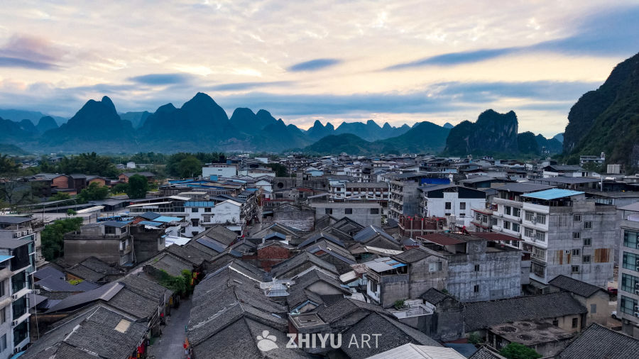 小镇日落与山峰的静谧时光
