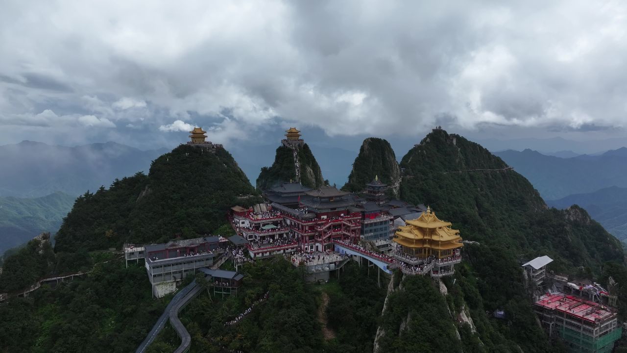 老君山4K航拍云雾山之中 9