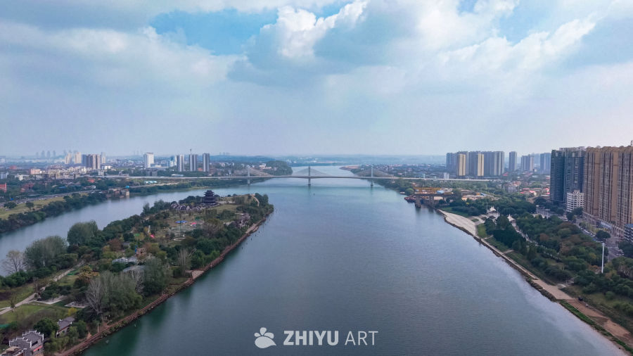 河畔城市的静谧与繁华