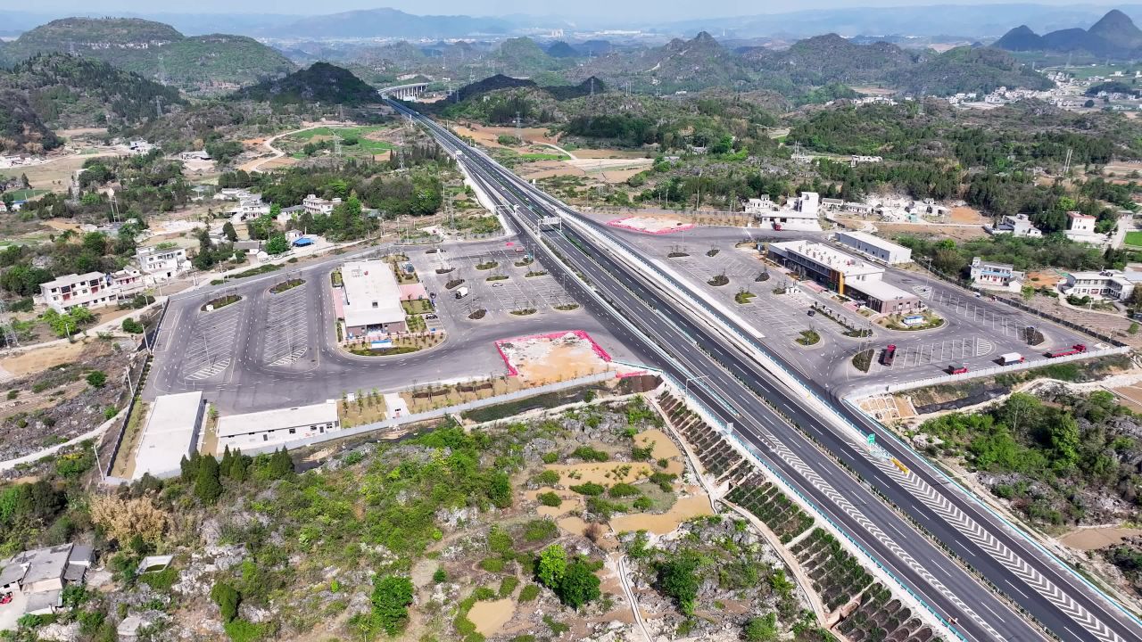 4k航拍高速公路服务区  基础建设交通