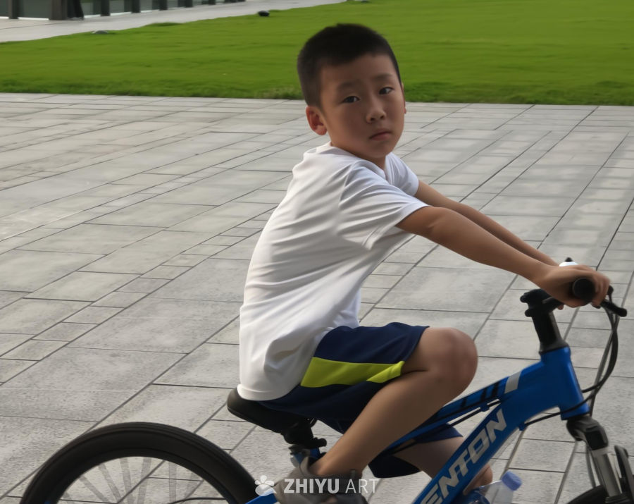 广场骑车的小男孩