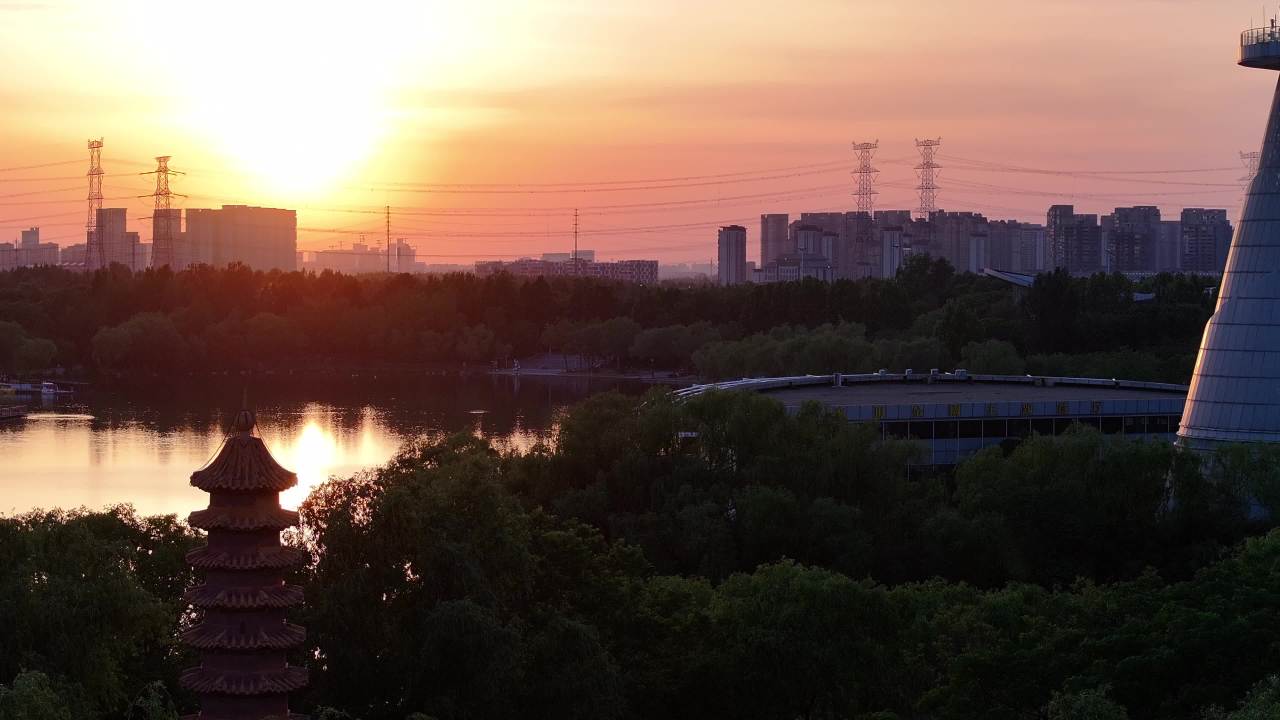 夕阳下的湖畔静谧时光
