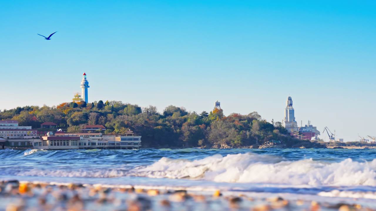 海滨灯塔与飞翔的海鸥