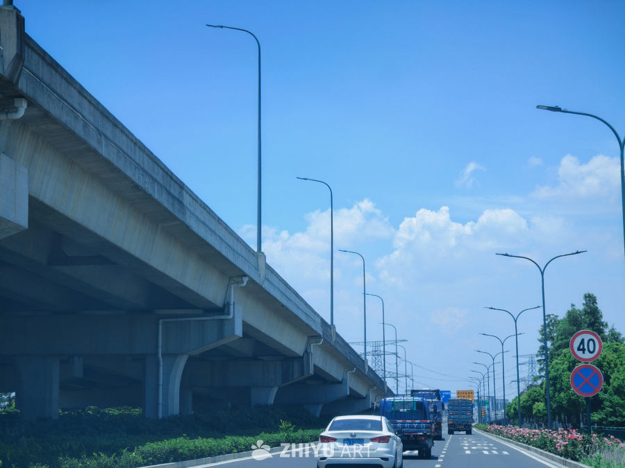 宽阔的城市快速路。