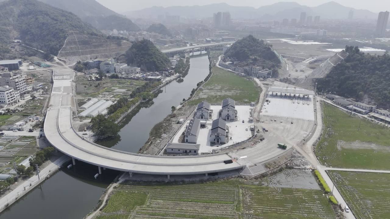 山河间的现代化交通