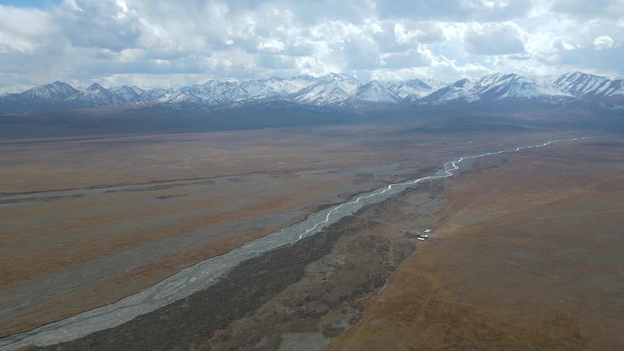 航拍青海海北祁连山腹地的二尕公路雪山河流草原 4