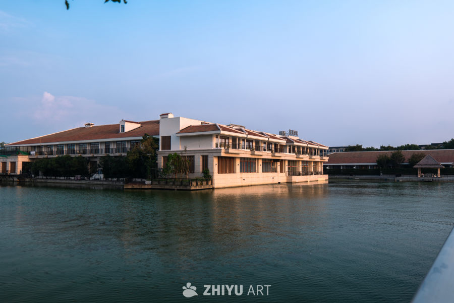 湖畔黄昏的宁静建筑