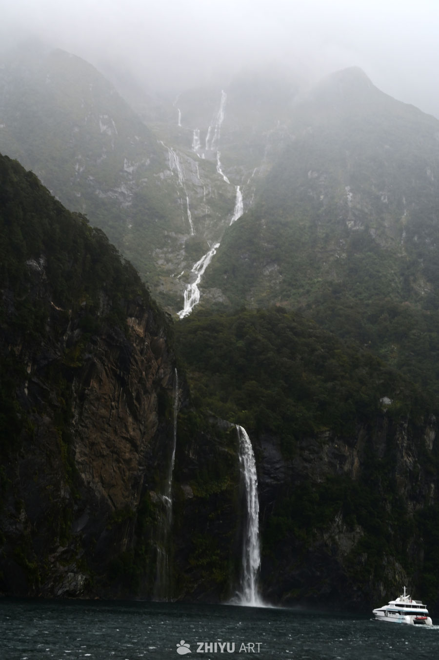 新西兰南岛阴雨中米尔福德峡湾的高大瀑布和峡湾风光 5