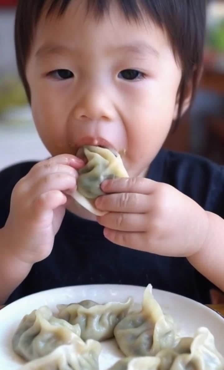 中国小孩闭眼吃饺子，享受美食的瞬间