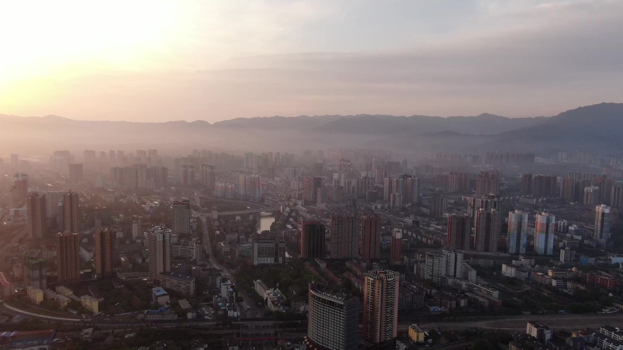 城市清晨日出迷雾航拍 
