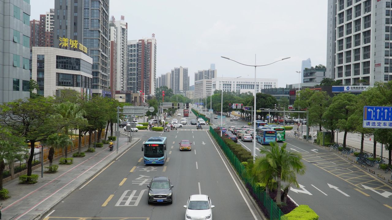 马路车来车往