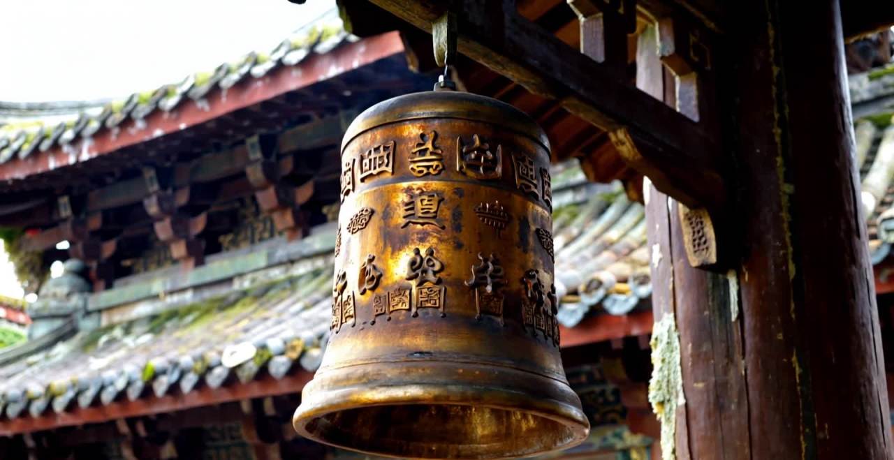 寺庙里的古铜钟：镌刻着中国古代文字