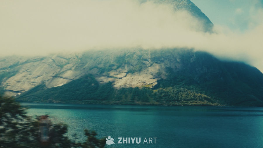 云雾缭绕的山湖美景