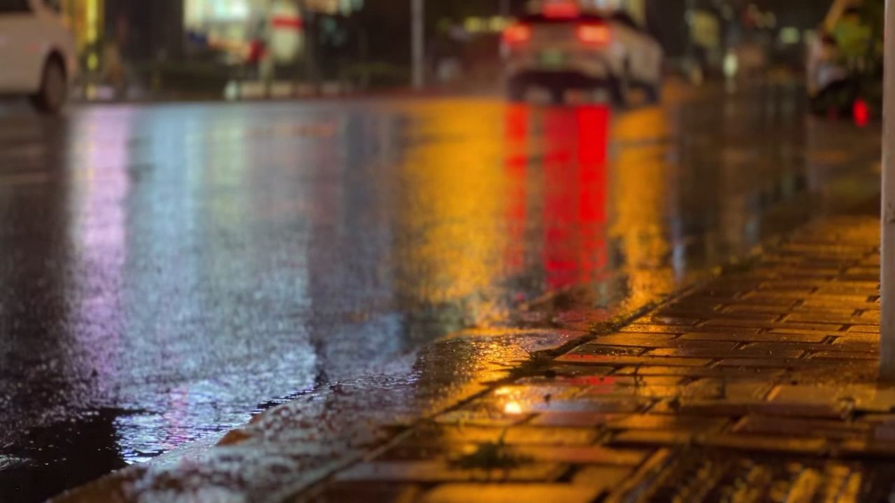 雨中马路夜景