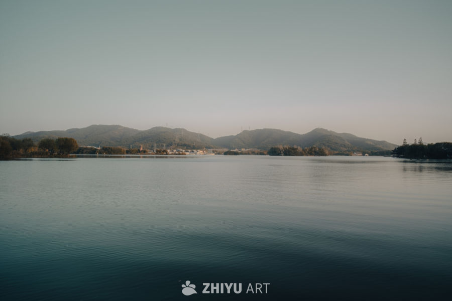 湖畔山色静谧景