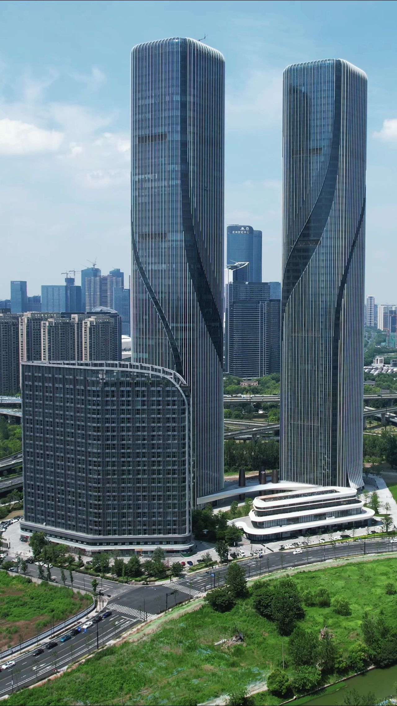 浙江杭州城市风光智慧双子塔竖屏航拍 