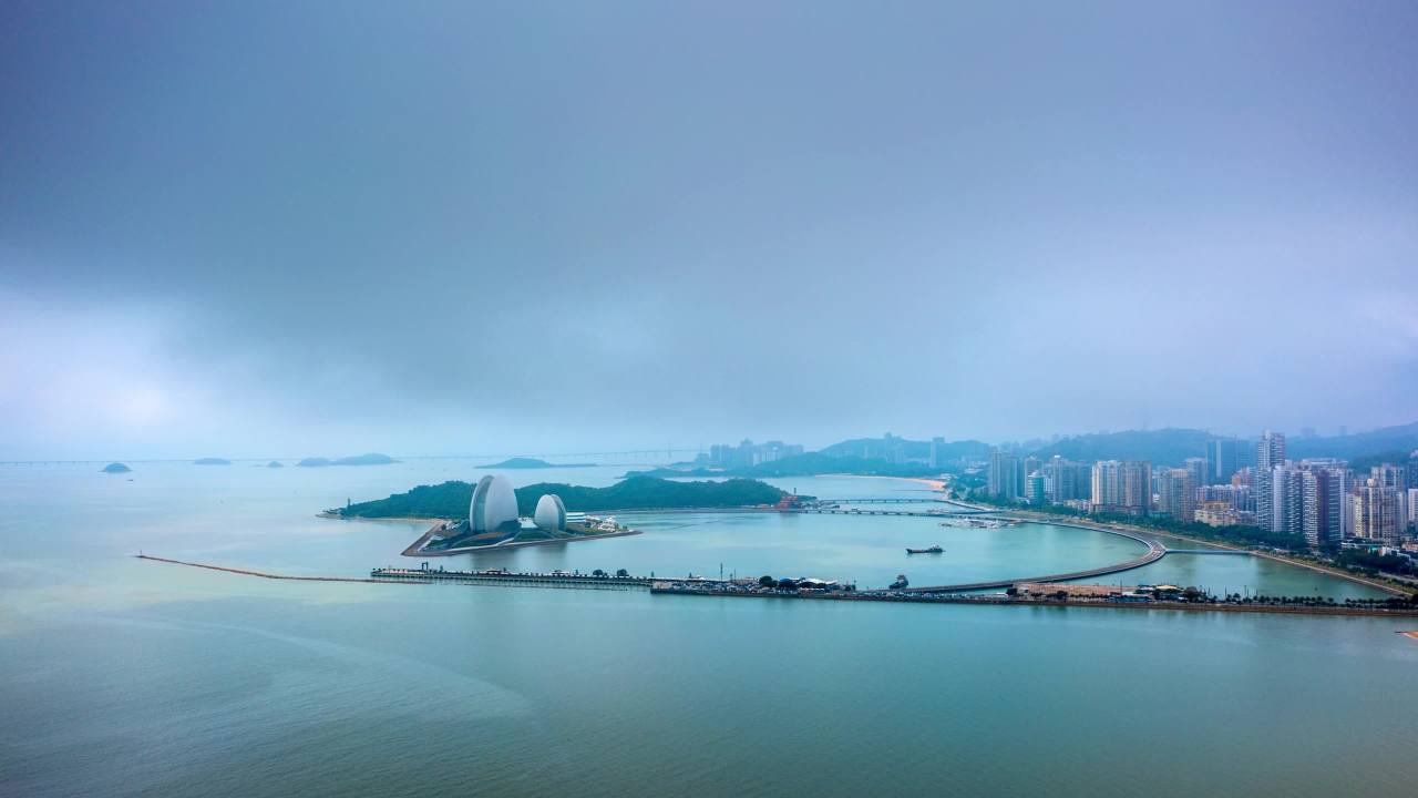 珠海海边地标建筑日月贝及云
