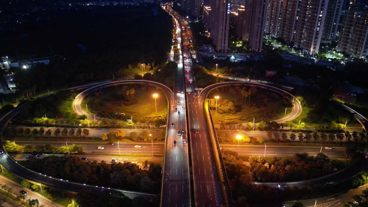 夜幕下的都市动脉