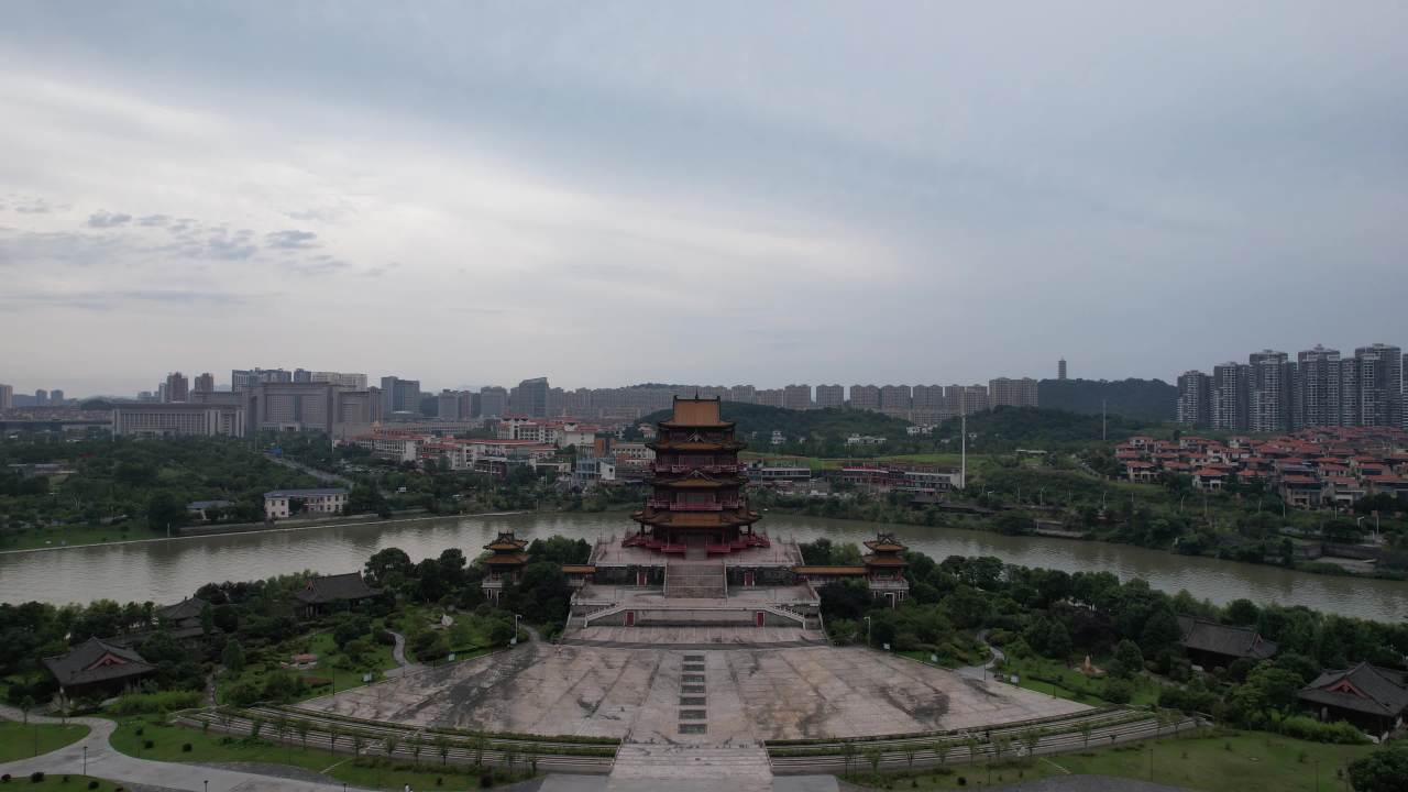 古塔与现代城市的对话