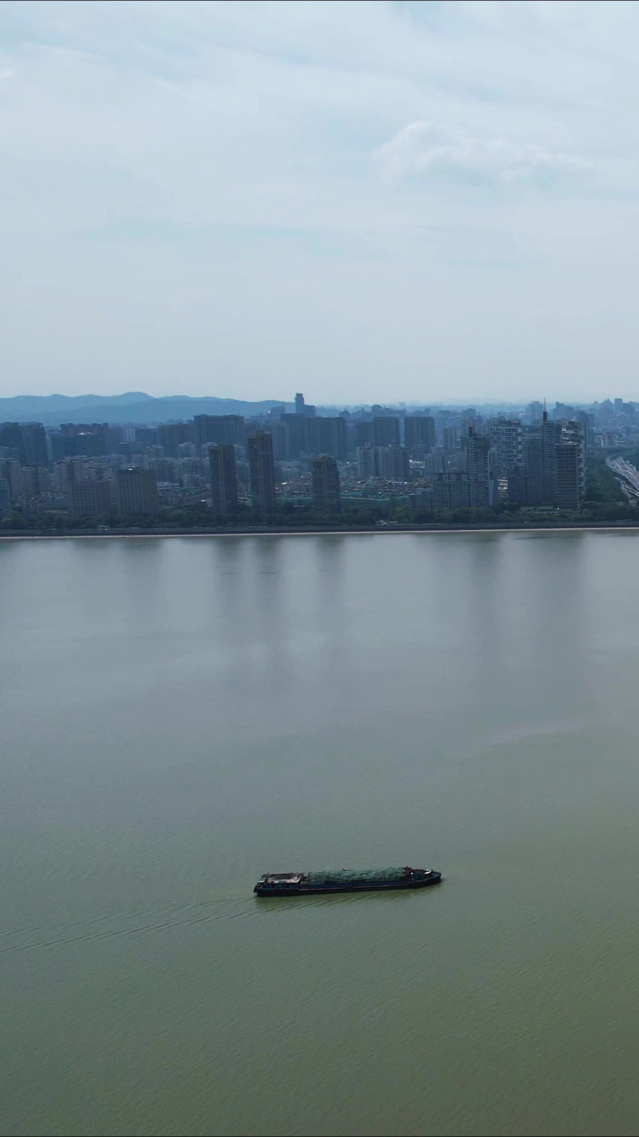 浙江杭州钱塘江风光竖屏航拍 