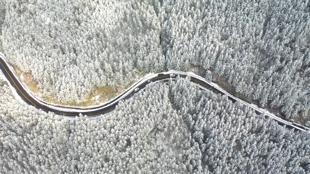 4k车辆在山区下雪公路上行驶