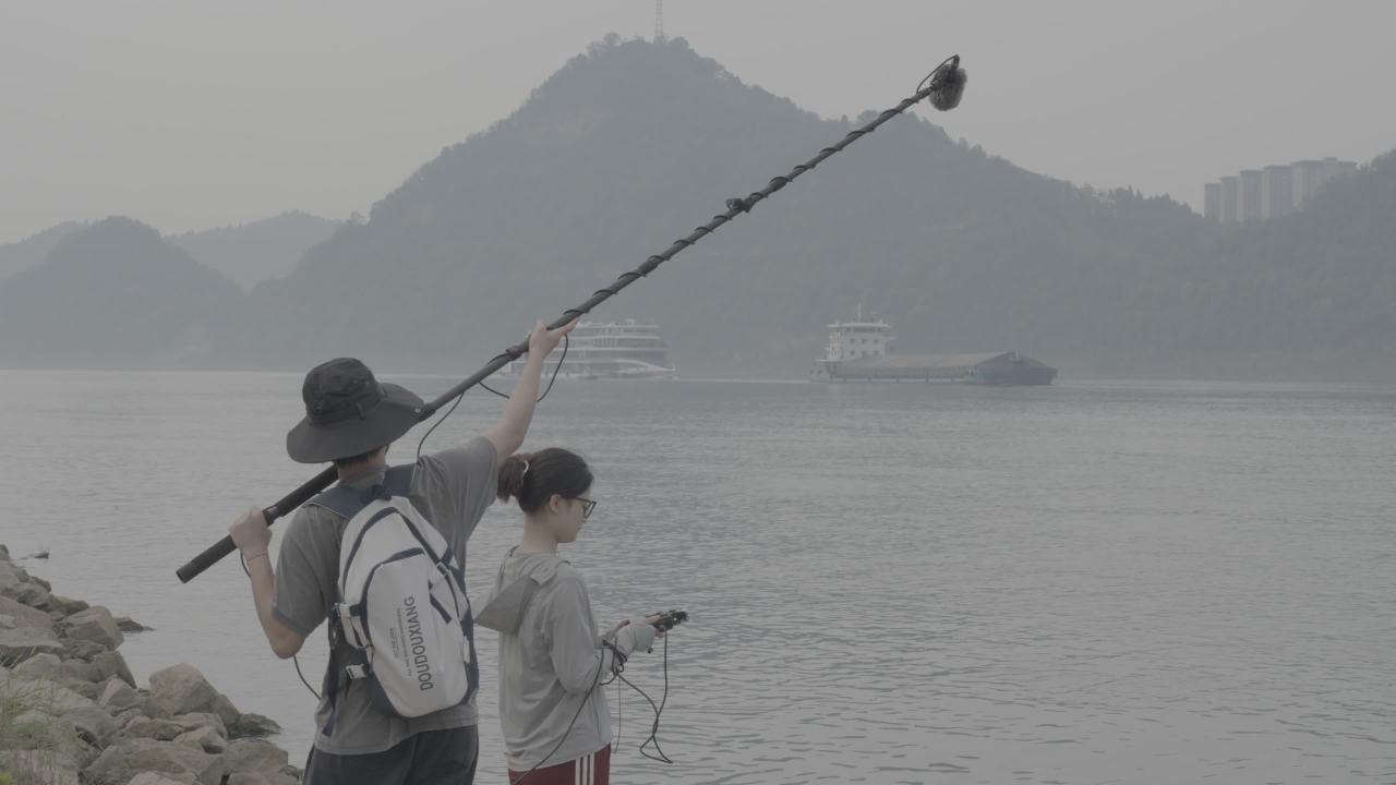 湖畔自拍情侣