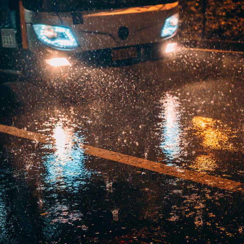 雨夜公交
