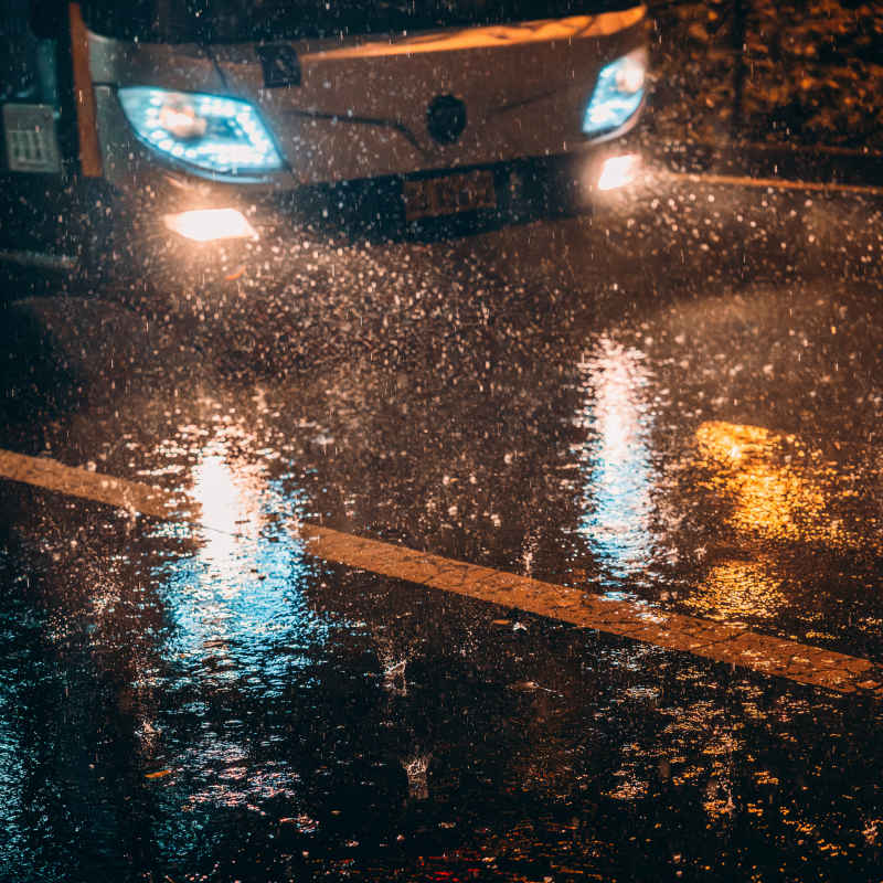 雨夜公交