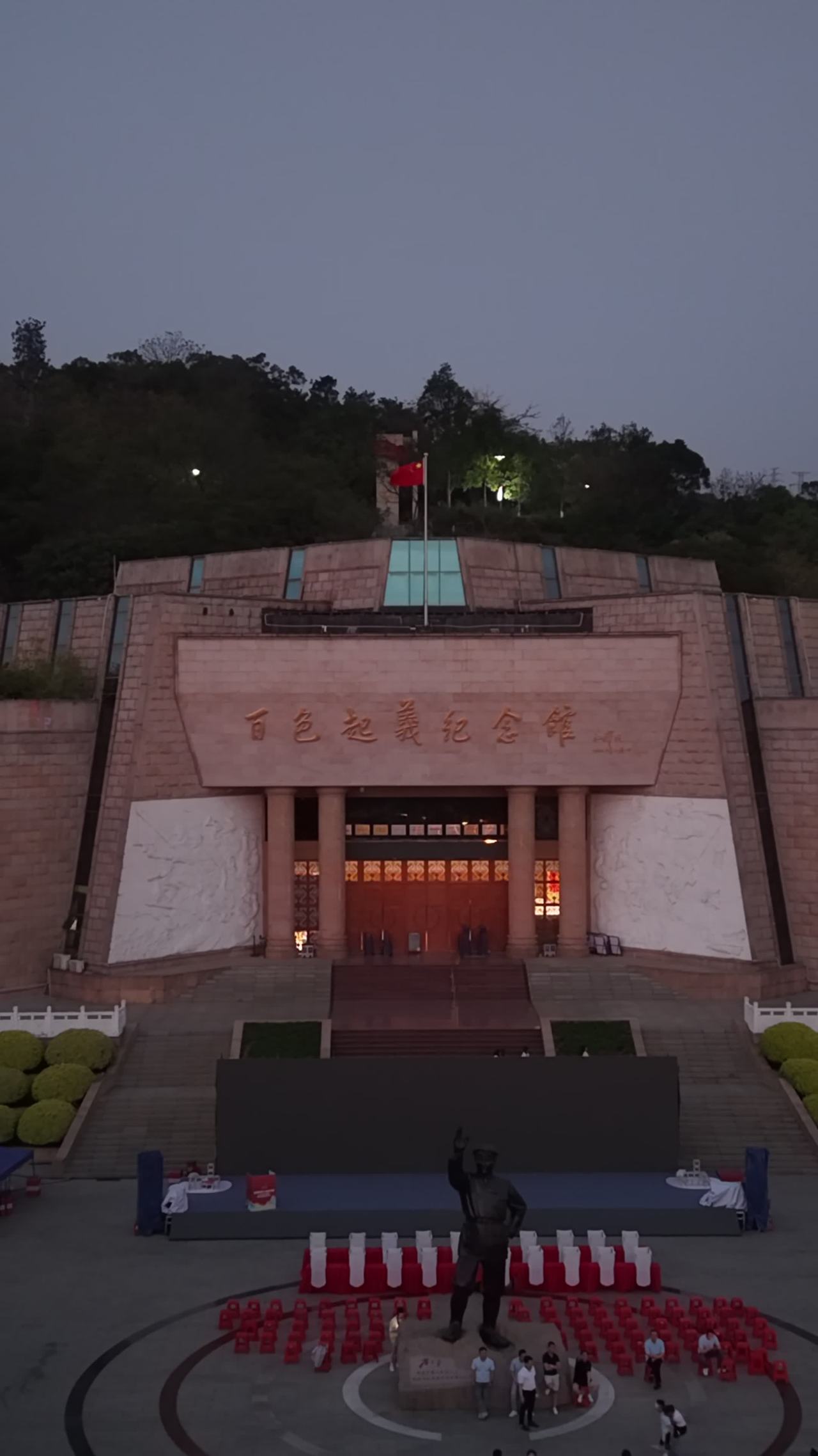 夜幕下的红色纪念碑