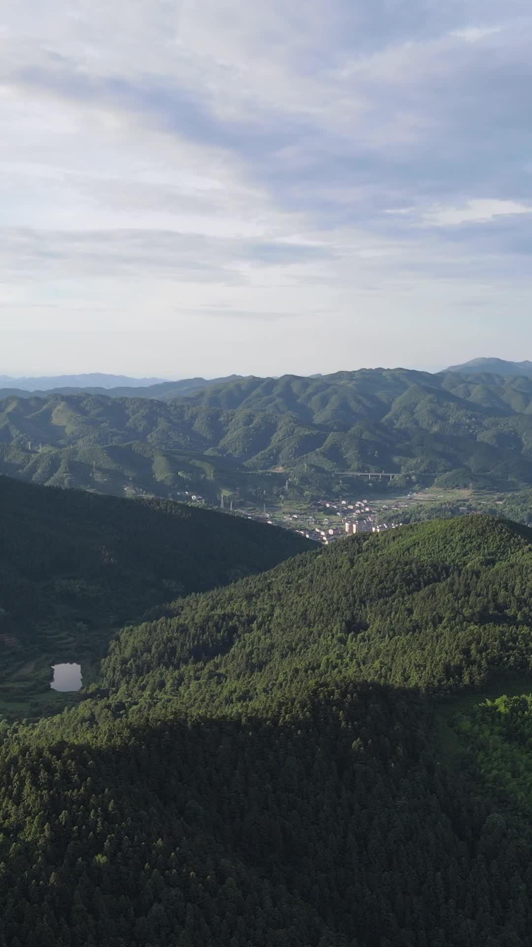 山间静谧的自然风光