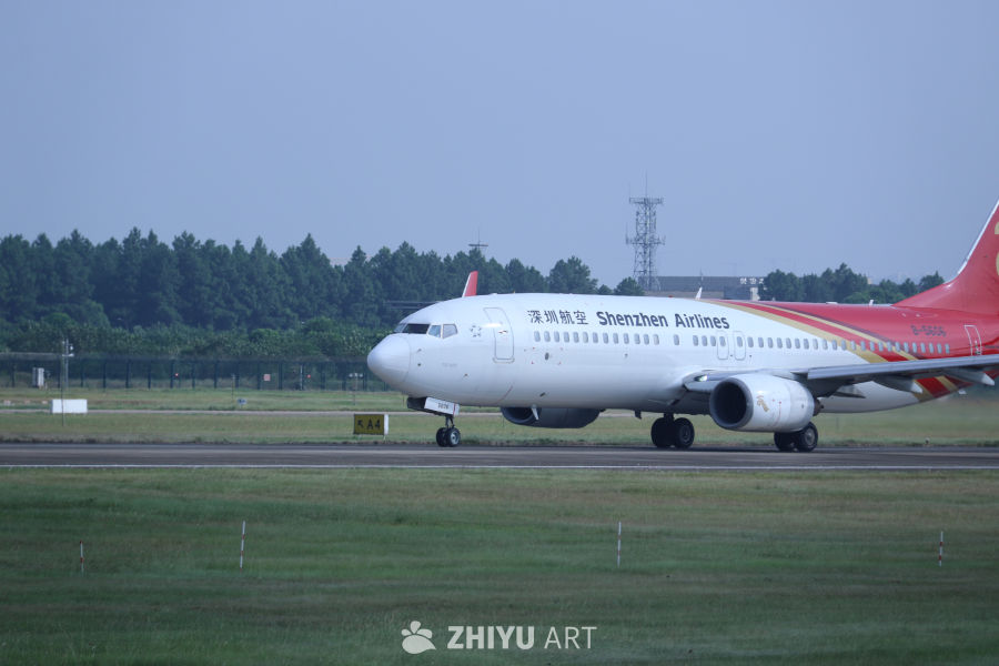 深圳航空飞机在跑道上准备起飞