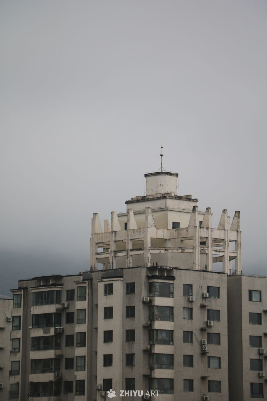 灰色天空下的现代建筑