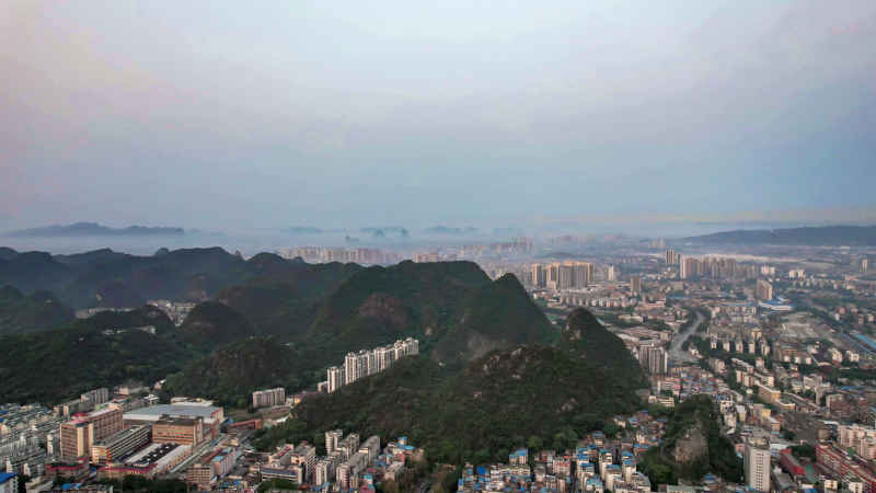 广西柳州城市清晨迷雾